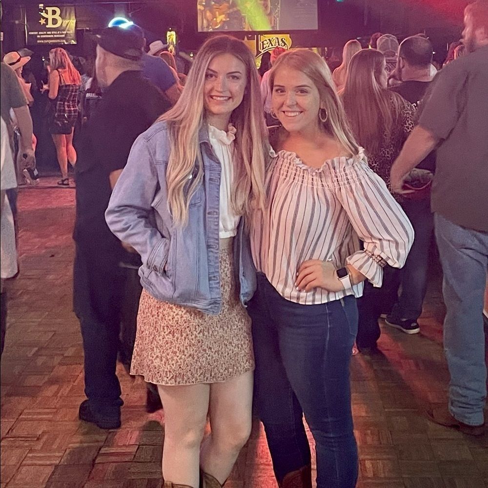 Meet Your Posher, Mackenzie - Picture 3 of 6